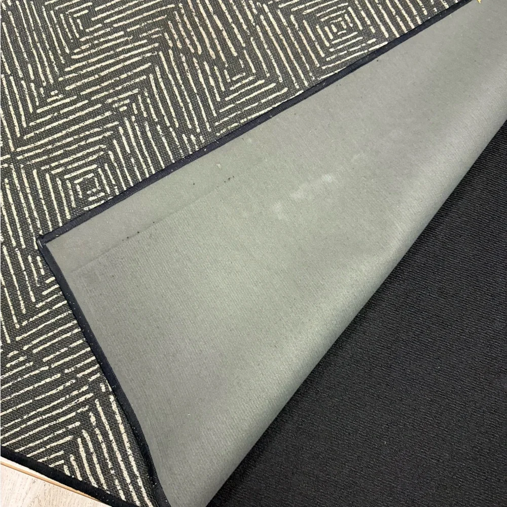 Geometric Black and Gray Area Ruggable cover plus mat EUC
